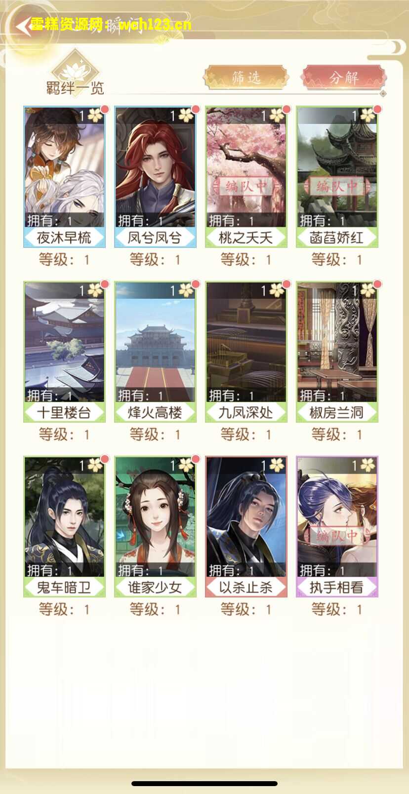 海浪撞击海岸的鸟瞰图。