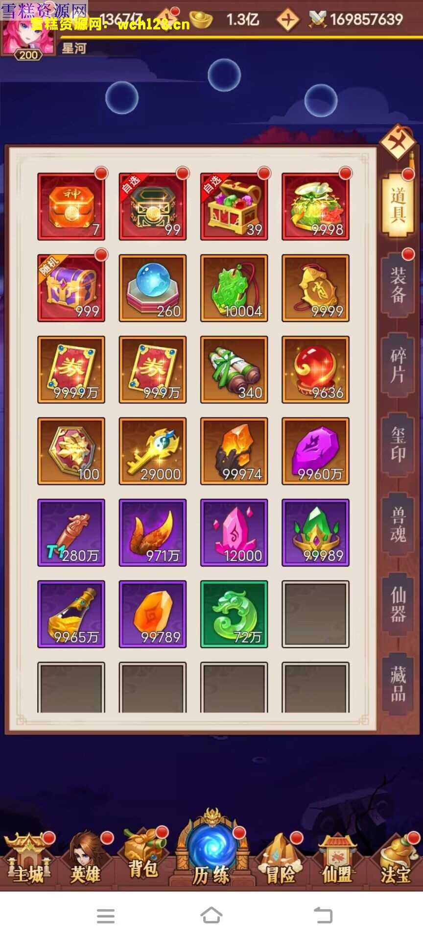 海浪撞击海岸的鸟瞰图。