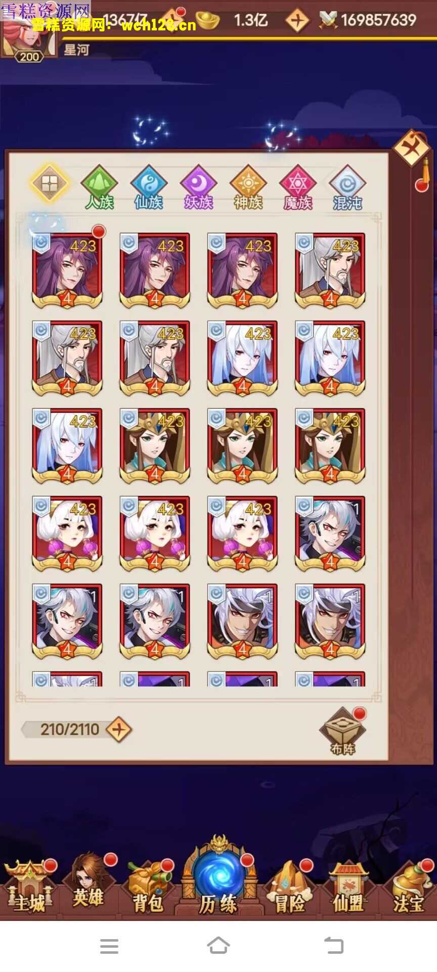 田野的鸟瞰图。一条道路穿过右上角。