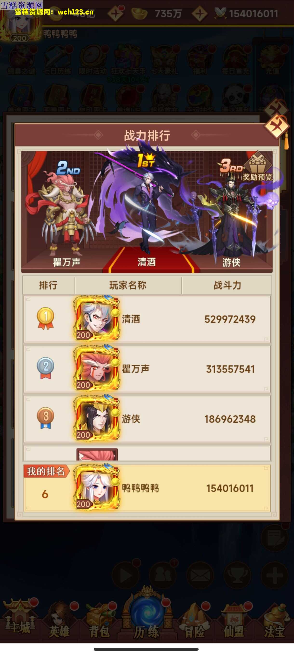 海浪撞击海岸的鸟瞰图。