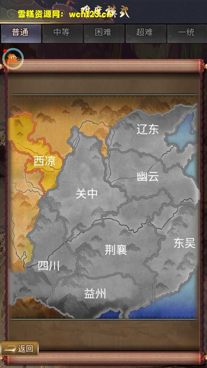 田野的鸟瞰图。一条道路穿过右上角。