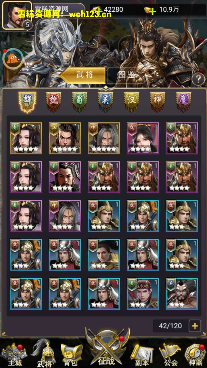 海浪撞击海岸的鸟瞰图。