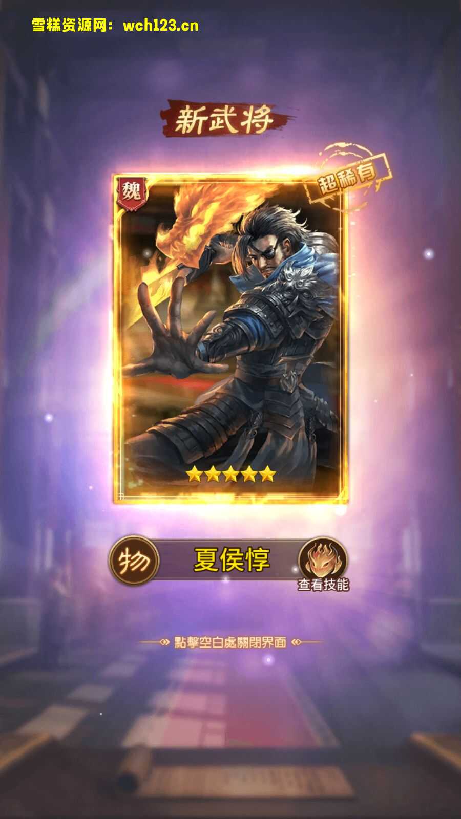 海浪撞击海岸的鸟瞰图。